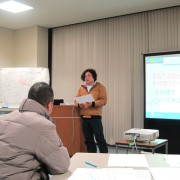 マインドマップを用いて自社の紹介を発表する芝崎君 