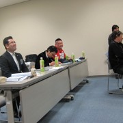 皆の様子を後から眺める中村ヘッドトレーナー